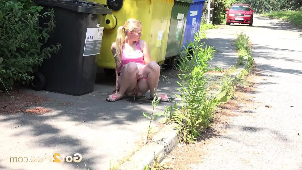 15P Menina loira precisando de mijo agacha-se na calçada para esvaziar a bexiga