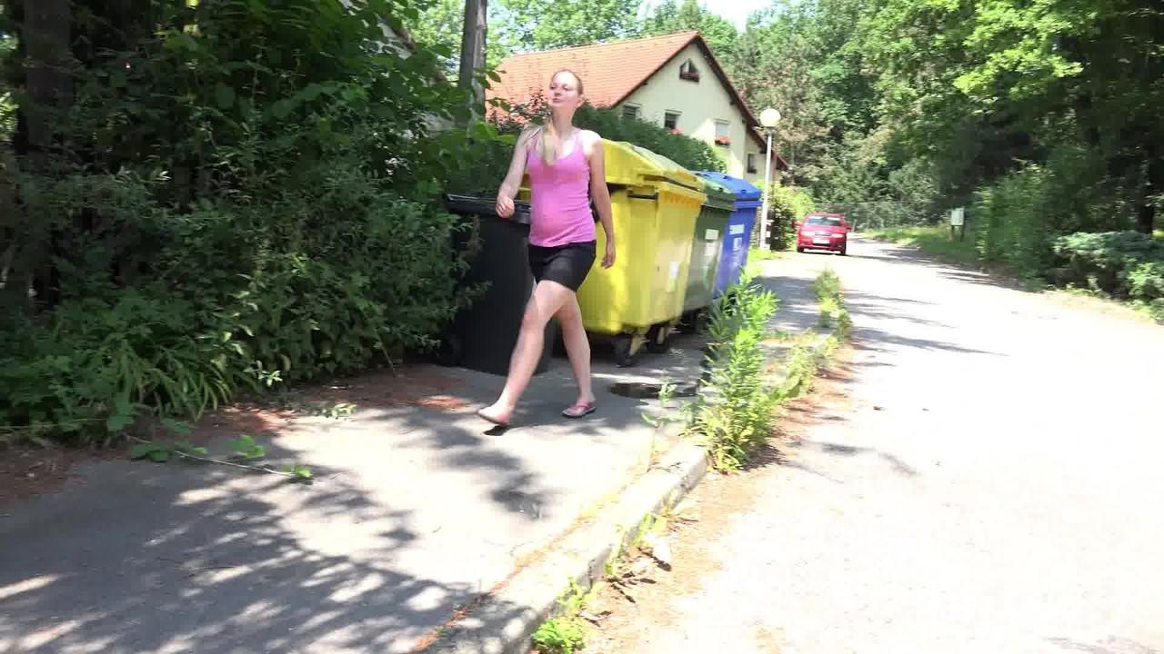 15P Menina loira precisando de mijo agacha-se na calçada para esvaziar a bexiga
