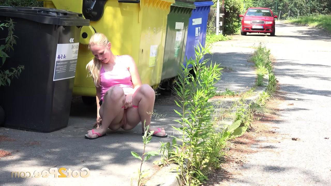 15P Menina loira precisando de mijo agacha-se na calçada para esvaziar a bexiga
