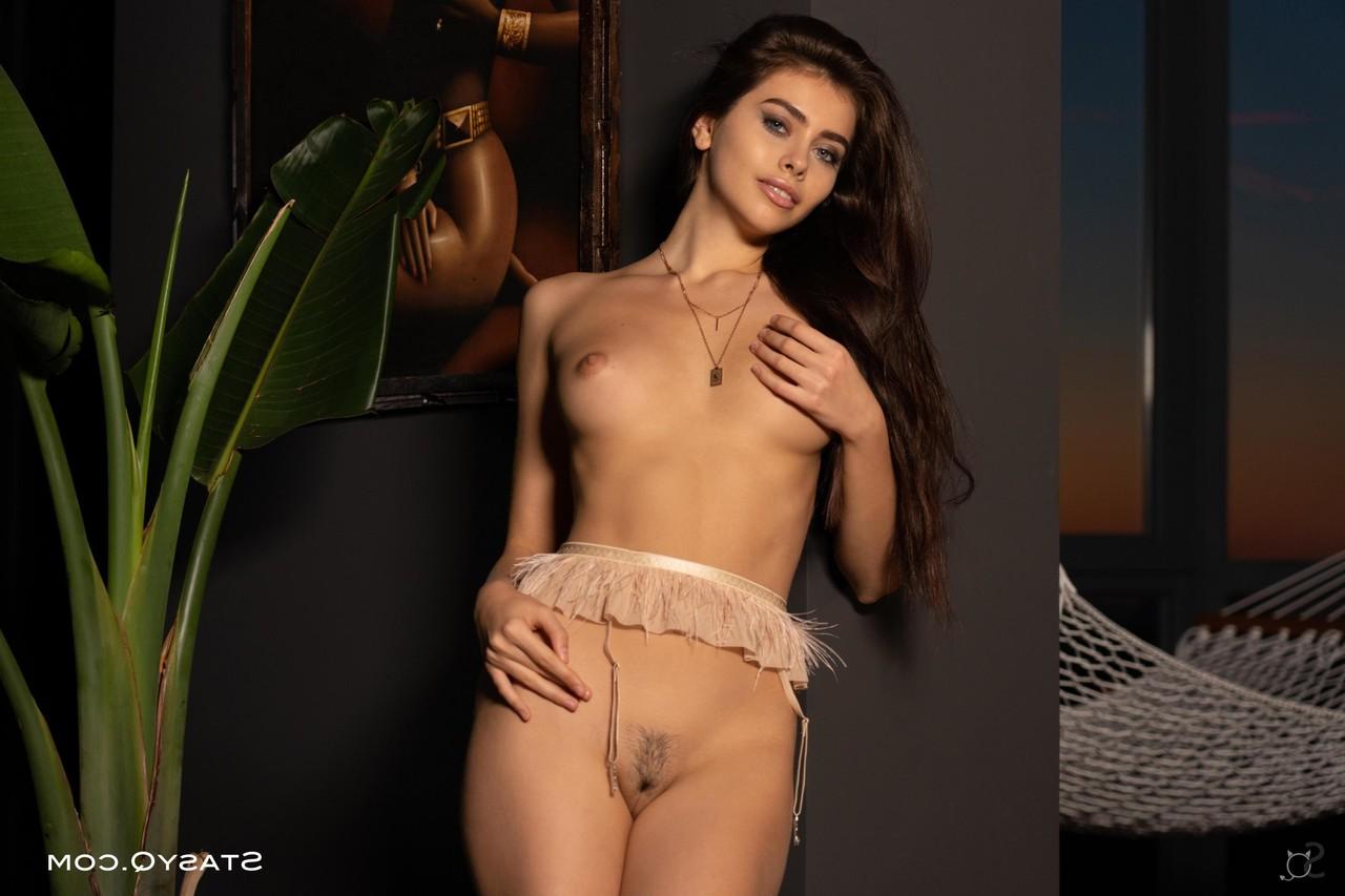 20P La deliciosa joven Ida se quita la lencería y posa con sus tacones sexys