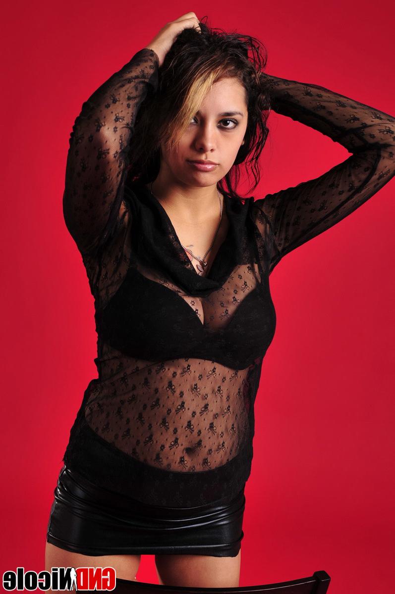12P Chica amateur descruza las piernas con una minifalda de látex negra