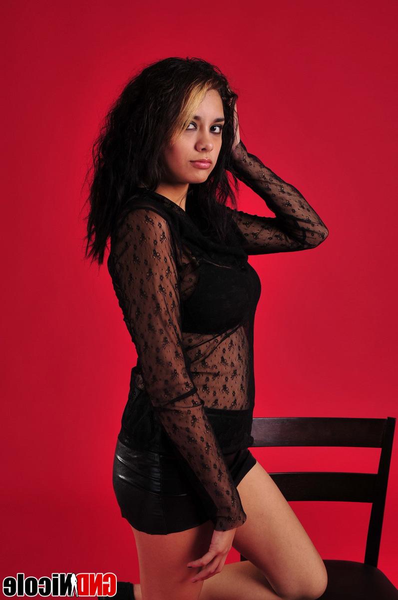 12P Chica amateur descruza las piernas con una minifalda de látex negra
