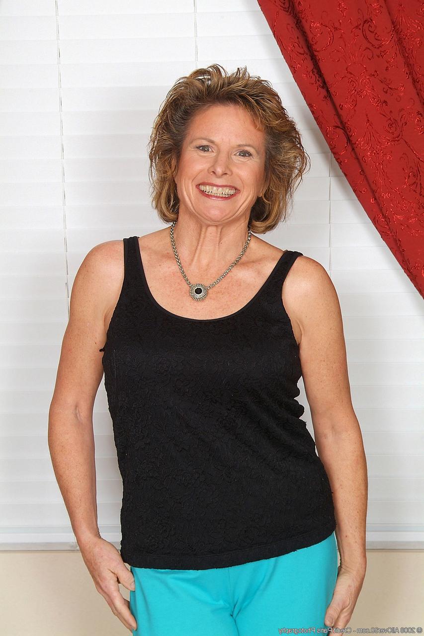 20P Judy, mature et excitée, montre son corps ferme et touche son castor poilu.