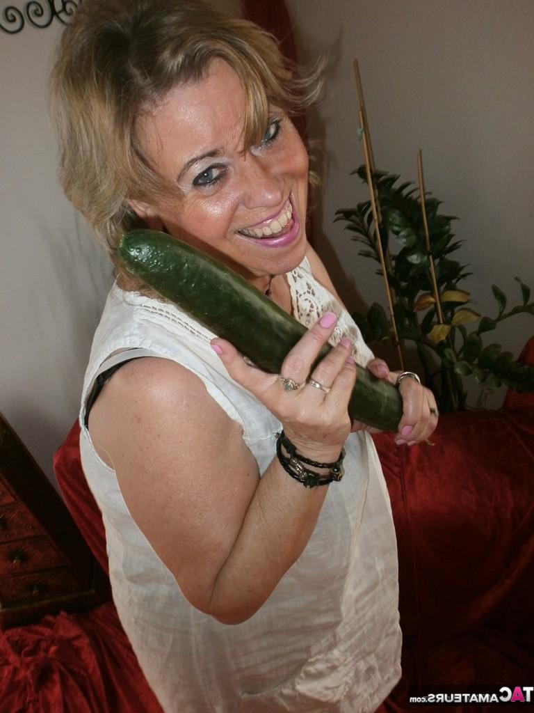20P Madura rubia amateur caro desnuda sus tetas naturales y su arbusto en medias