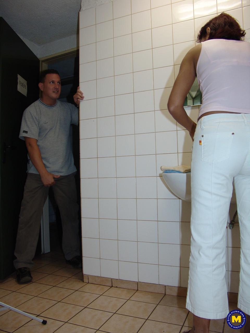 20P Amateur-Mutter Iva bekommt die Nase zu, während sie auf der Toilette einen Schwanz lutscht