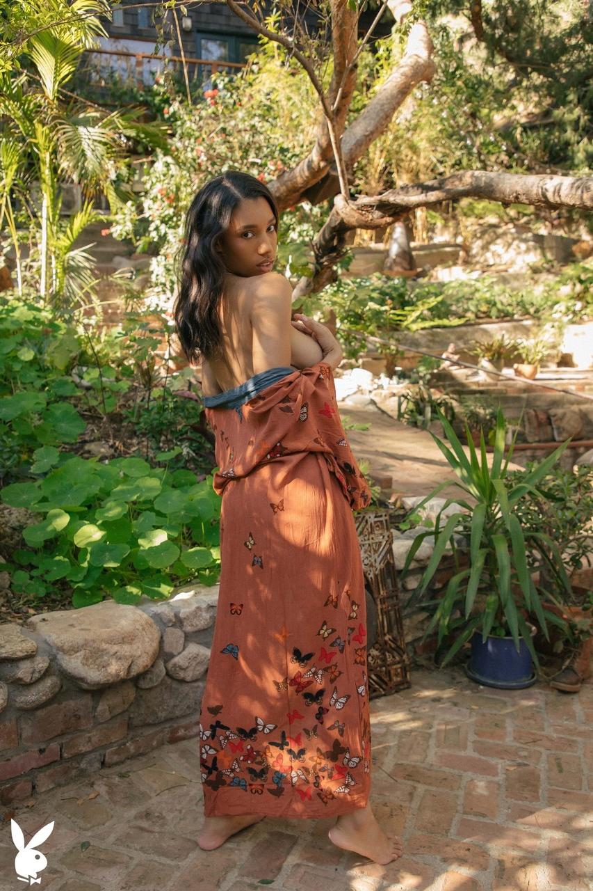 20P Glamorous babe Brookliyn teases with her big boobs while naked outdoors