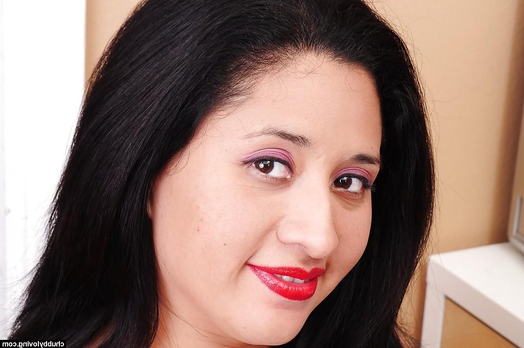 16P Morena madura com peitos grandes Natalie se mostra enquanto se despe