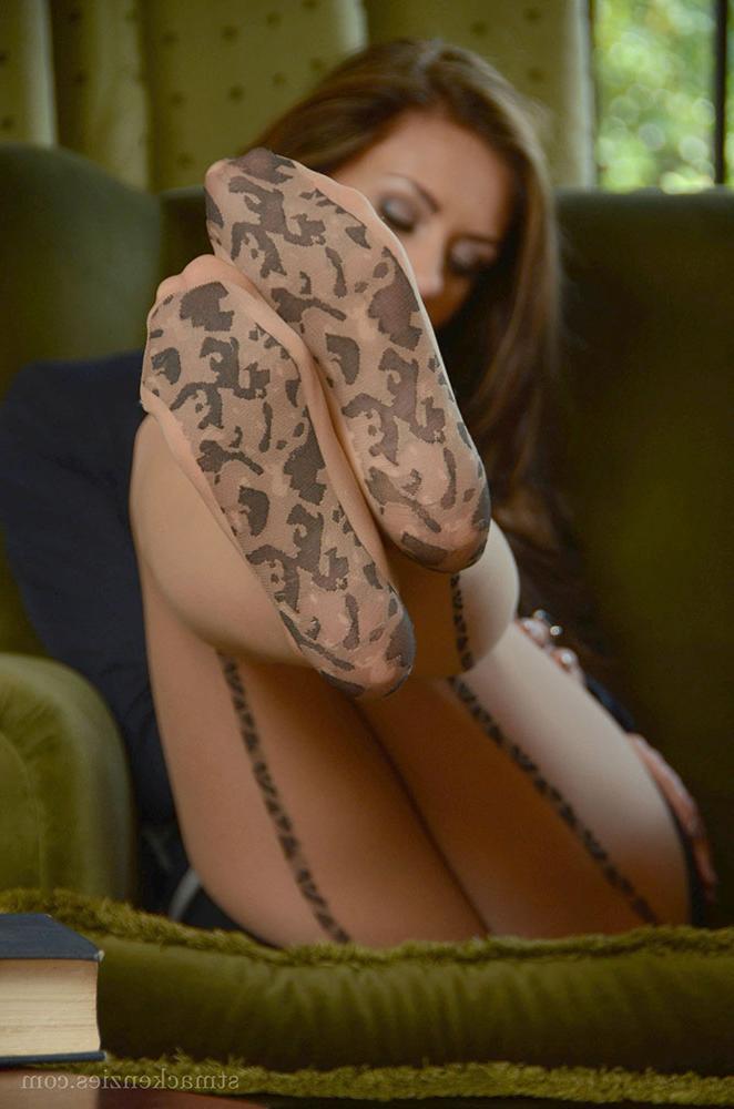15P Leggy solo babe Emma-Kate Dawson removendo os pés dos saltos altos