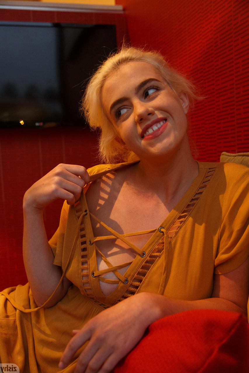 13P Linda loira adolescente Peach Kennedy mostra seus peitos grandes e bunda incrível em um solo