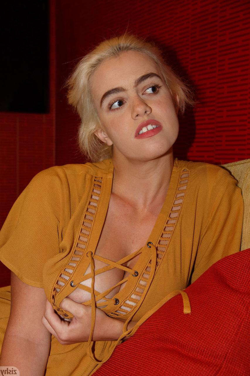 13P Linda loira adolescente Peach Kennedy mostra seus peitos grandes e bunda incrível em um solo