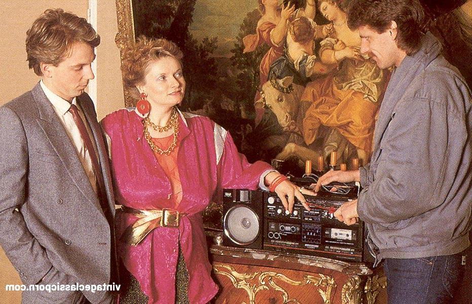 13P Mujer madura con enormes tetas jugosas se folla dos pollas a la vez en un trío vintage