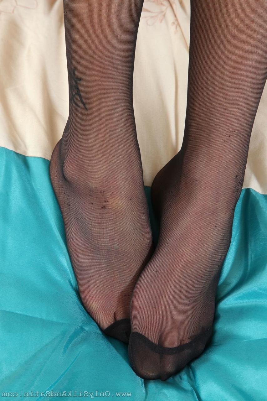 20P Wife Sarah B stripping to stockings and exposing her glamorous feet close up