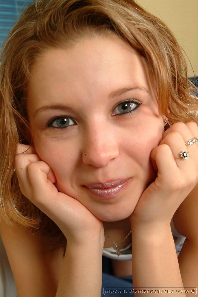 20P Gata amadora com uma bunda doce Kelli se masturba com um vibrador dourado