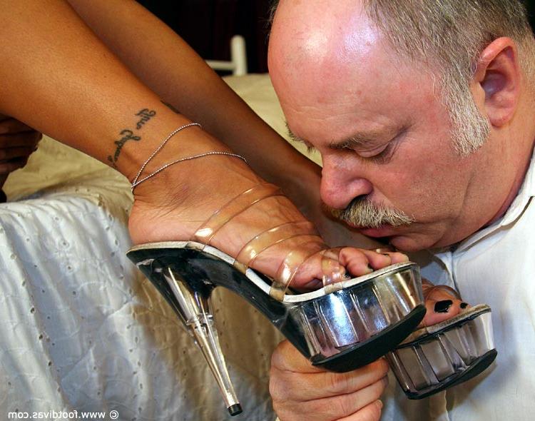 15P Rubia sexy hace que un hombre mayor adore sus bonitos pies en un dormitorio