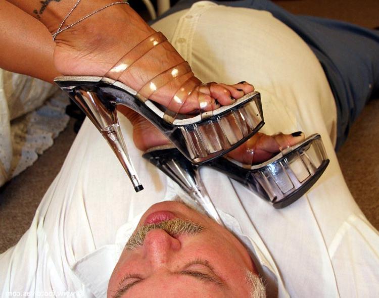15P Rubia sexy hace que un hombre mayor adore sus bonitos pies en un dormitorio