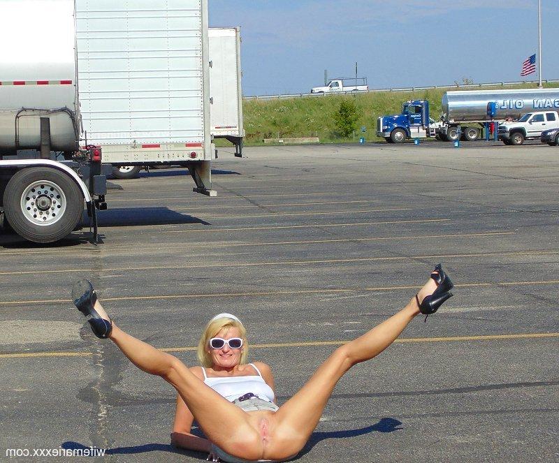 15P Der freche reife Pornostar Marie Wadsworthy pisst und bläst einen Schwanz in der Öffentlichkeit