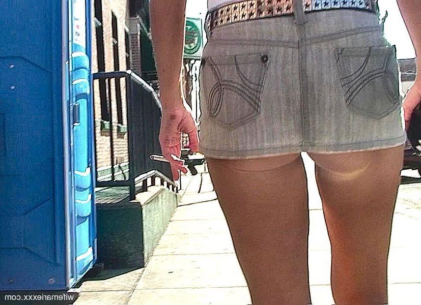 15P Der freche reife Pornostar Marie Wadsworthy pisst und bläst einen Schwanz in der Öffentlichkeit