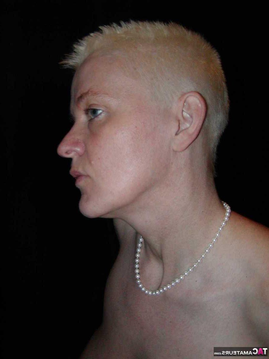 16P A loira mais velha Tiffany Pearl mostra sua boceta com piercing enquanto posa nua em meias