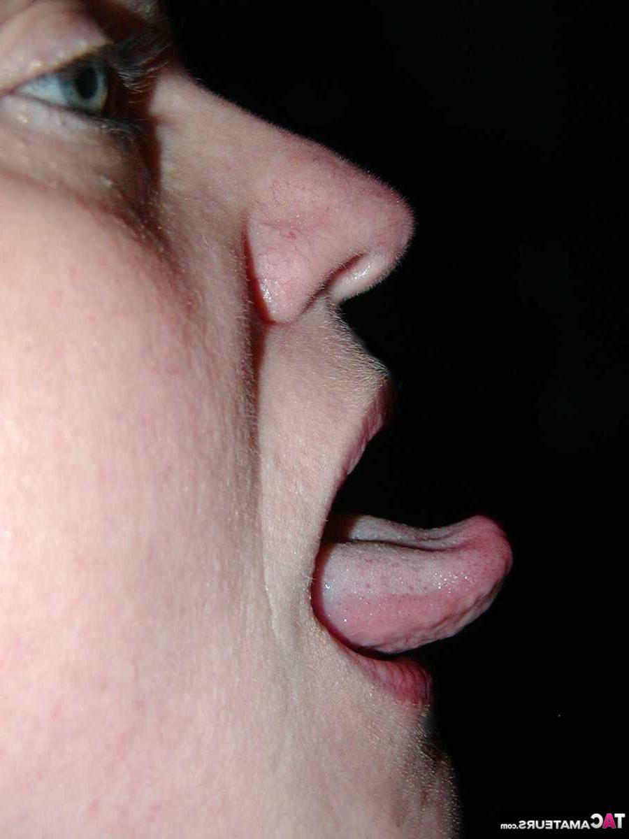 16P A loira mais velha Tiffany Pearl mostra sua boceta com piercing enquanto posa nua em meias