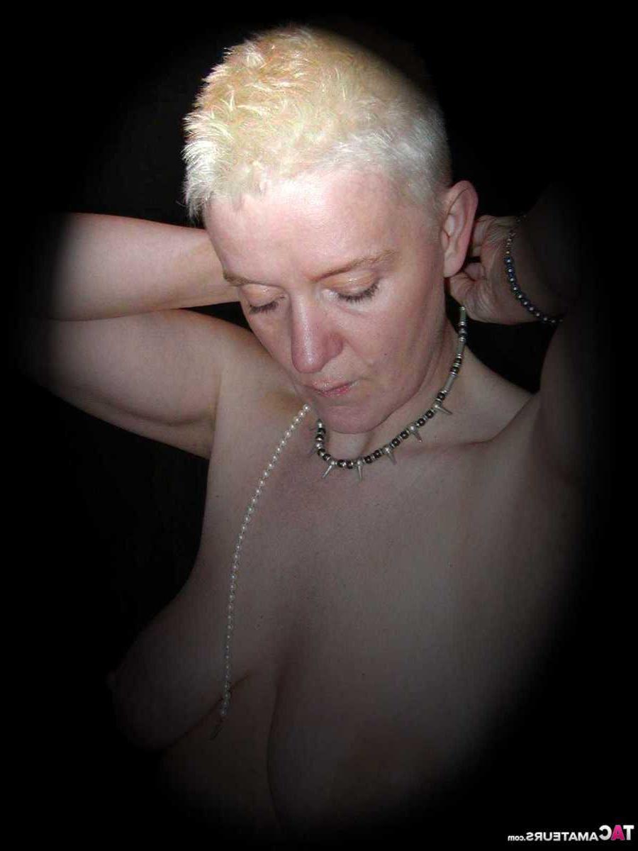 16P A loira mais velha Tiffany Pearl mostra sua boceta com piercing enquanto posa nua em meias