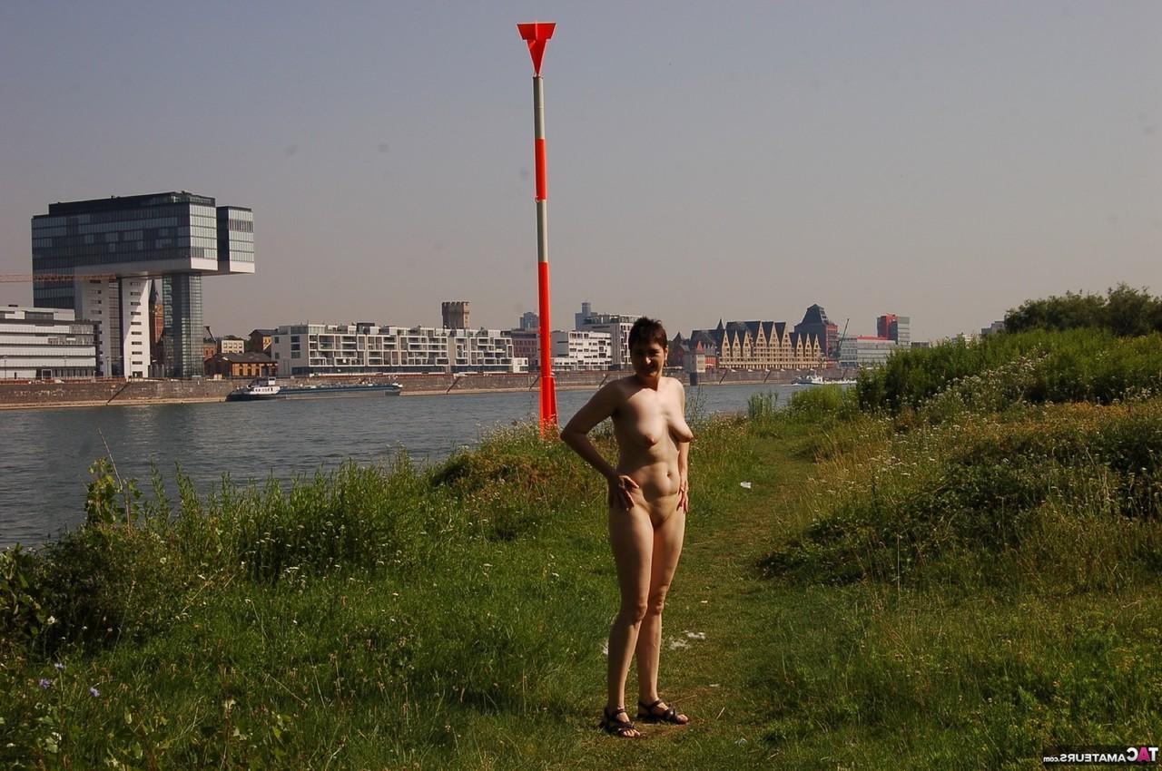 16P Mujer madura Hotmilf modela desnuda en un camino cerca del agua