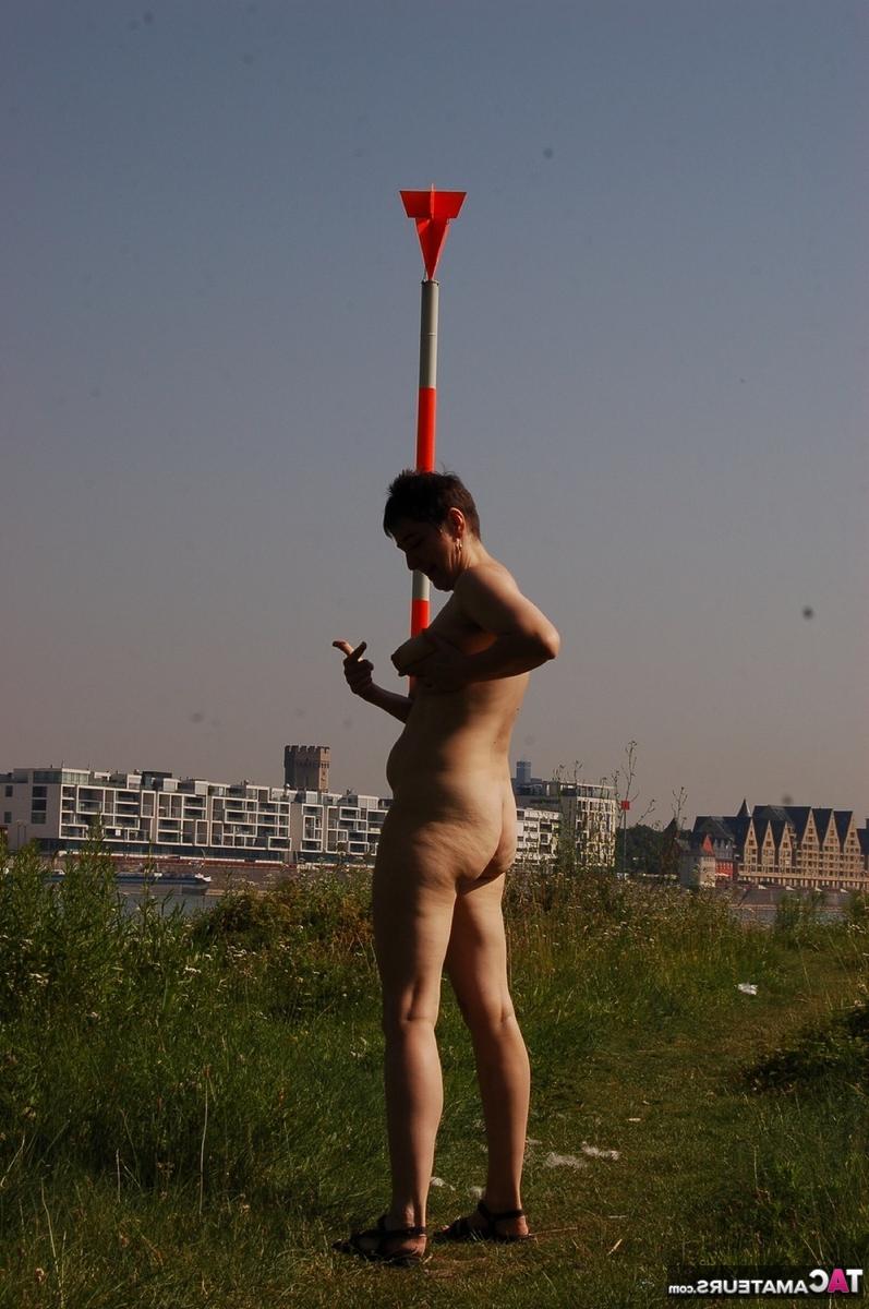 16P Mujer madura Hotmilf modela desnuda en un camino cerca del agua