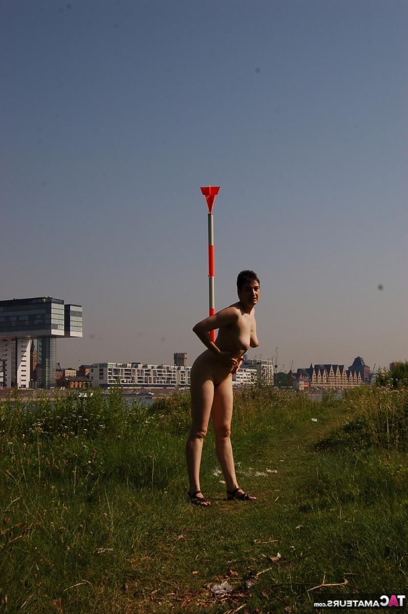 16P Mujer madura Hotmilf modela desnuda en un camino cerca del agua