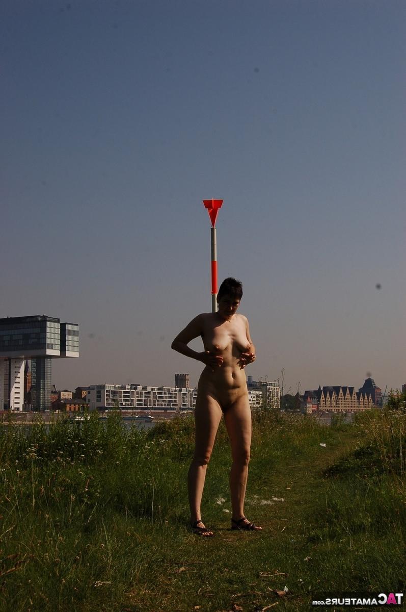 16P Mujer madura Hotmilf modela desnuda en un camino cerca del agua