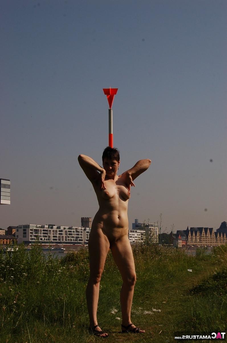 16P Mujer madura Hotmilf modela desnuda en un camino cerca del agua