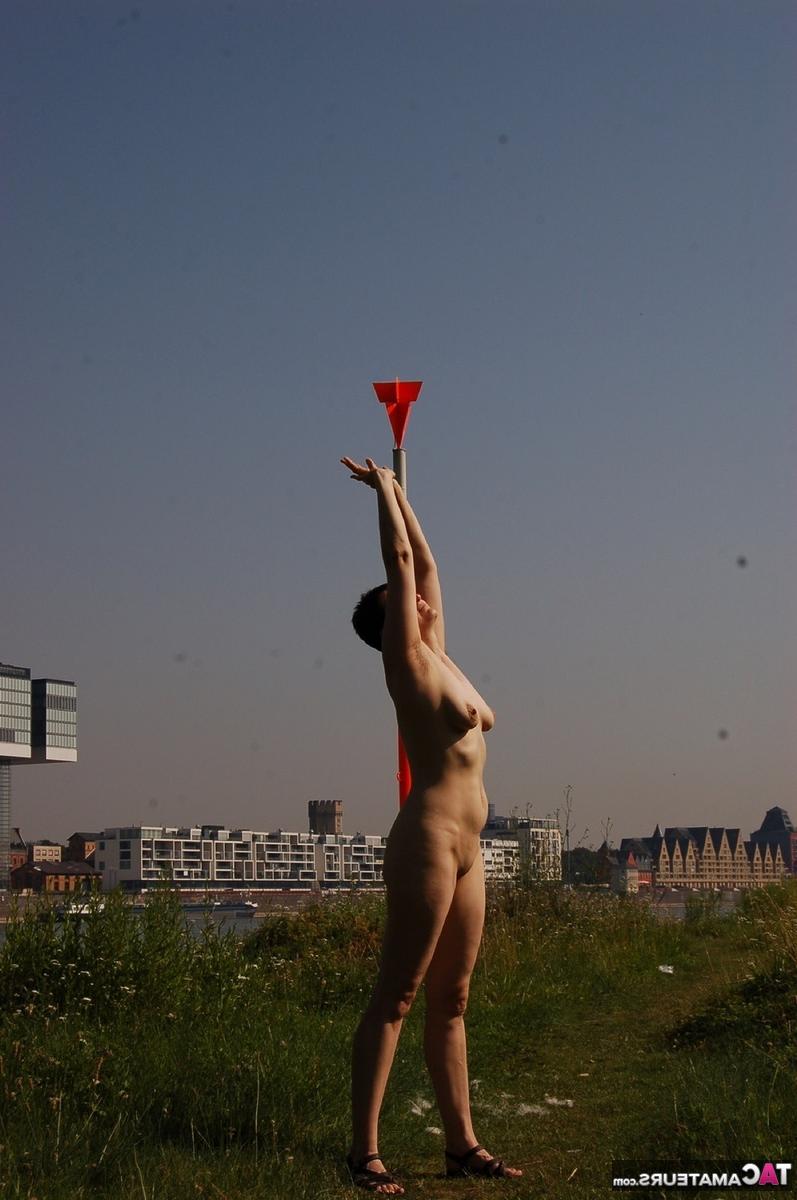 16P Mujer madura Hotmilf modela desnuda en un camino cerca del agua
