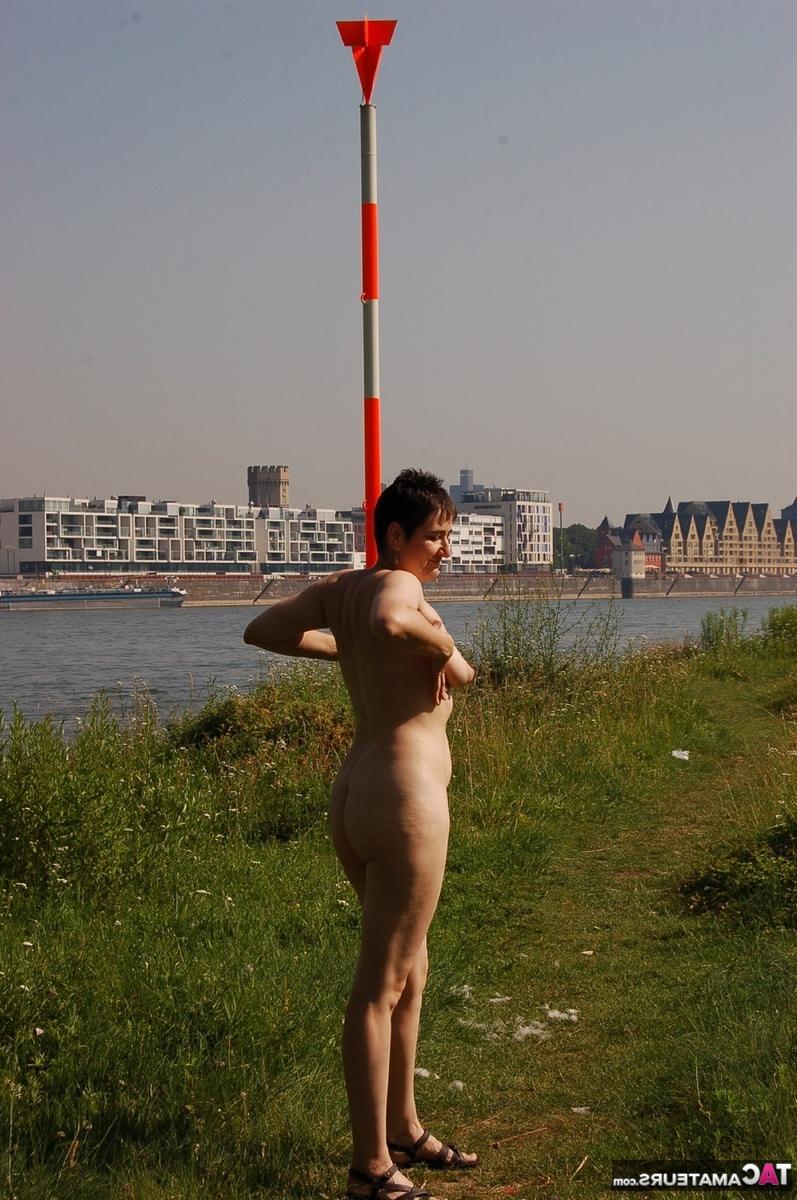 16P Mujer madura Hotmilf modela desnuda en un camino cerca del agua