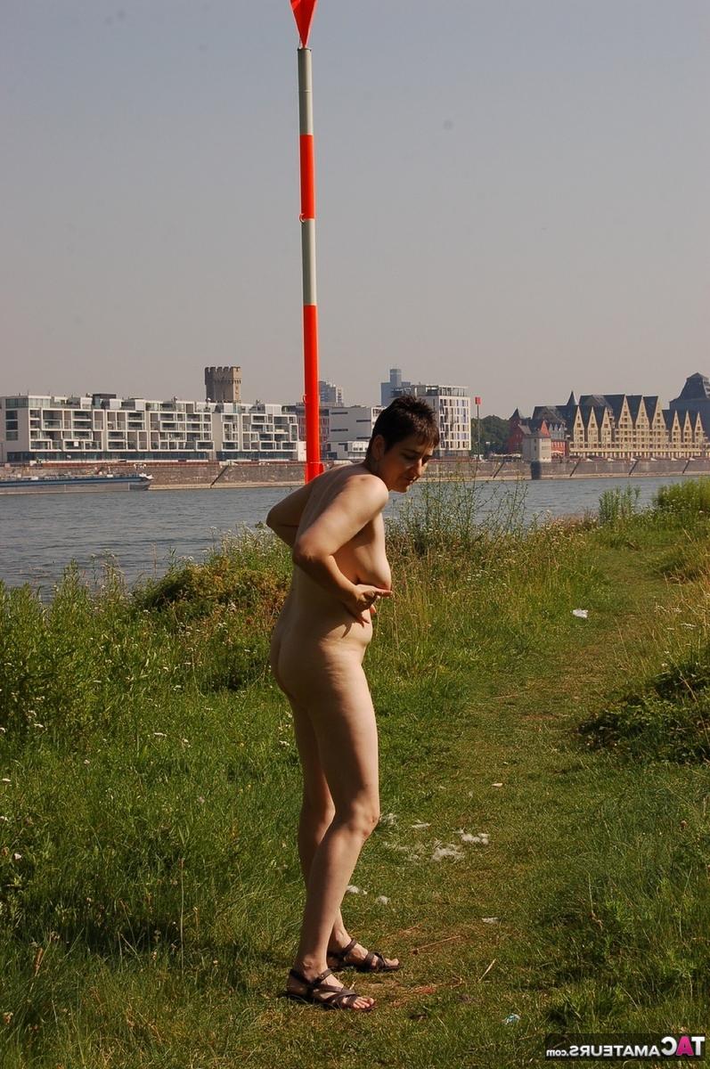 16P Mujer madura Hotmilf modela desnuda en un camino cerca del agua