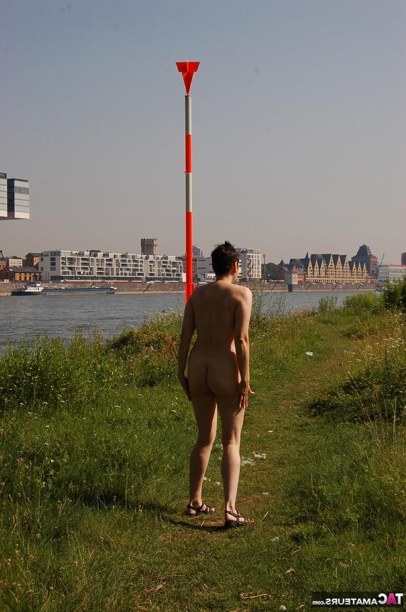 16P Mujer madura Hotmilf modela desnuda en un camino cerca del agua