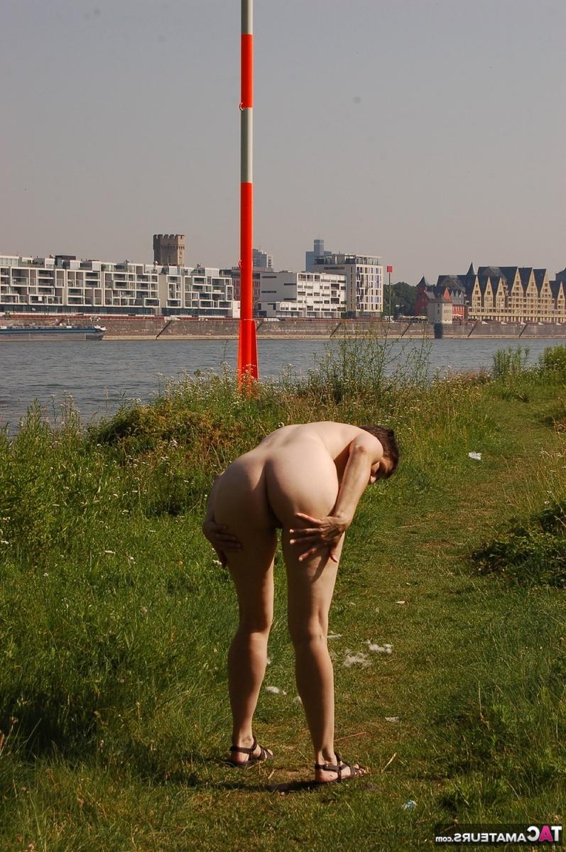 16P Mujer madura Hotmilf modela desnuda en un camino cerca del agua
