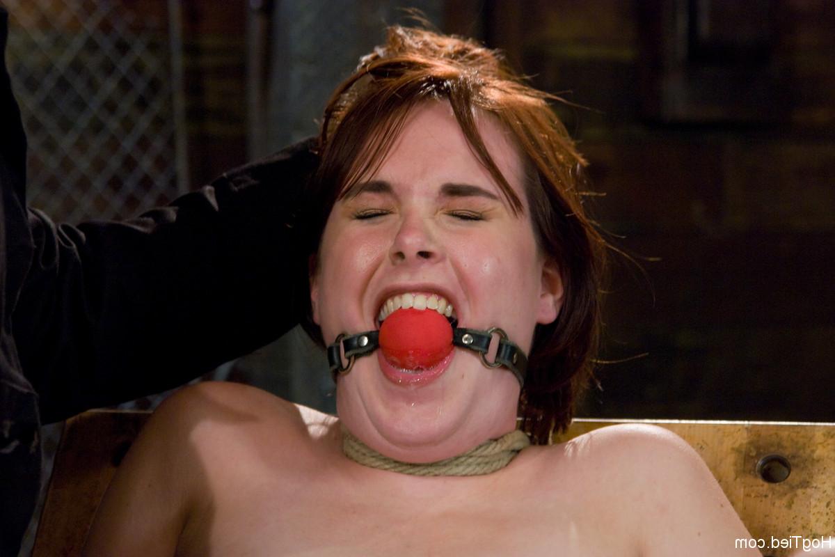20P A garota submissa Bronte enche seu regalo com um brinquedo em uma cadeira BDSM
