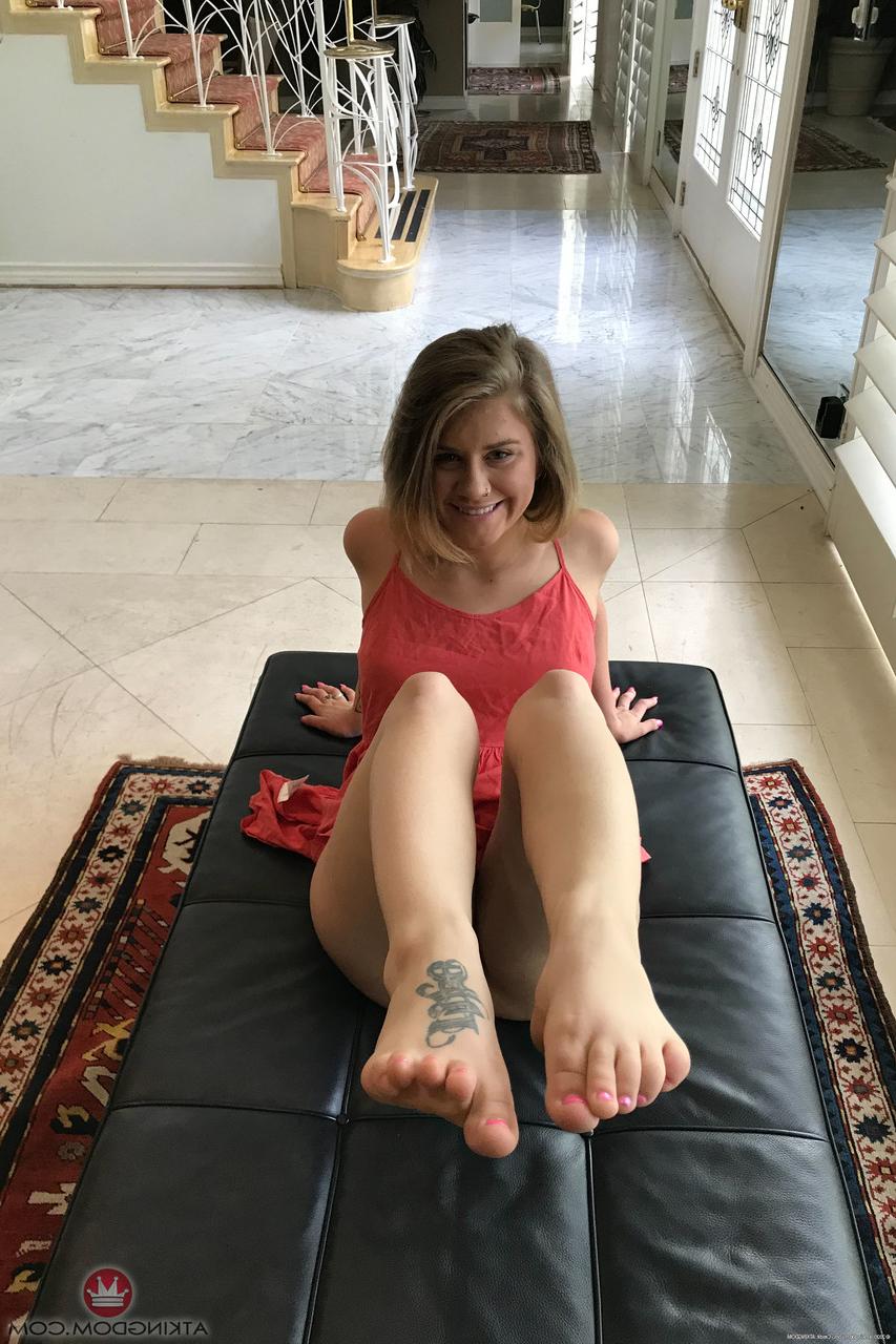 20P La sexy amatrice Taylor Blake révèle ses pieds et ses trous incroyables en solo.