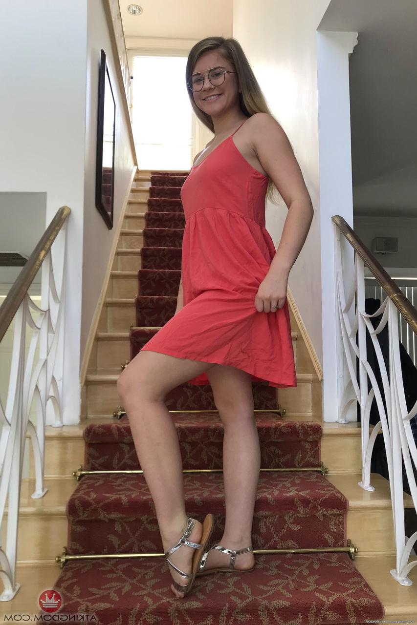 20P La sexy amatrice Taylor Blake révèle ses pieds et ses trous incroyables en solo.