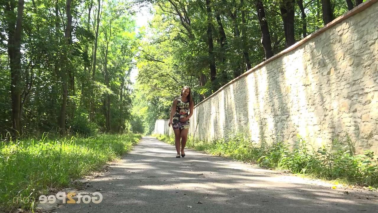 15P Das weiße Mädchen Nicolette Noir pisst in flachen Schuhen auf einen Gehweg