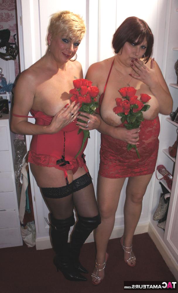 18P Vollbusige reife Dame hält Rosen in der Hand, während sie von oben ohne Freundinnen begleitet wird
