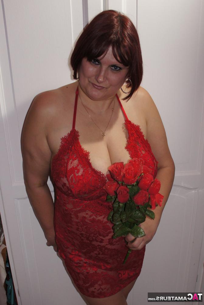 18P Vollbusige reife Dame hält Rosen in der Hand, während sie von oben ohne Freundinnen begleitet wird