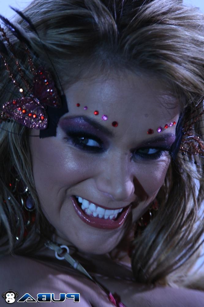 20P La MILF tetona Shyla Stylez revela sus enormes tetas y se frota la almeja
