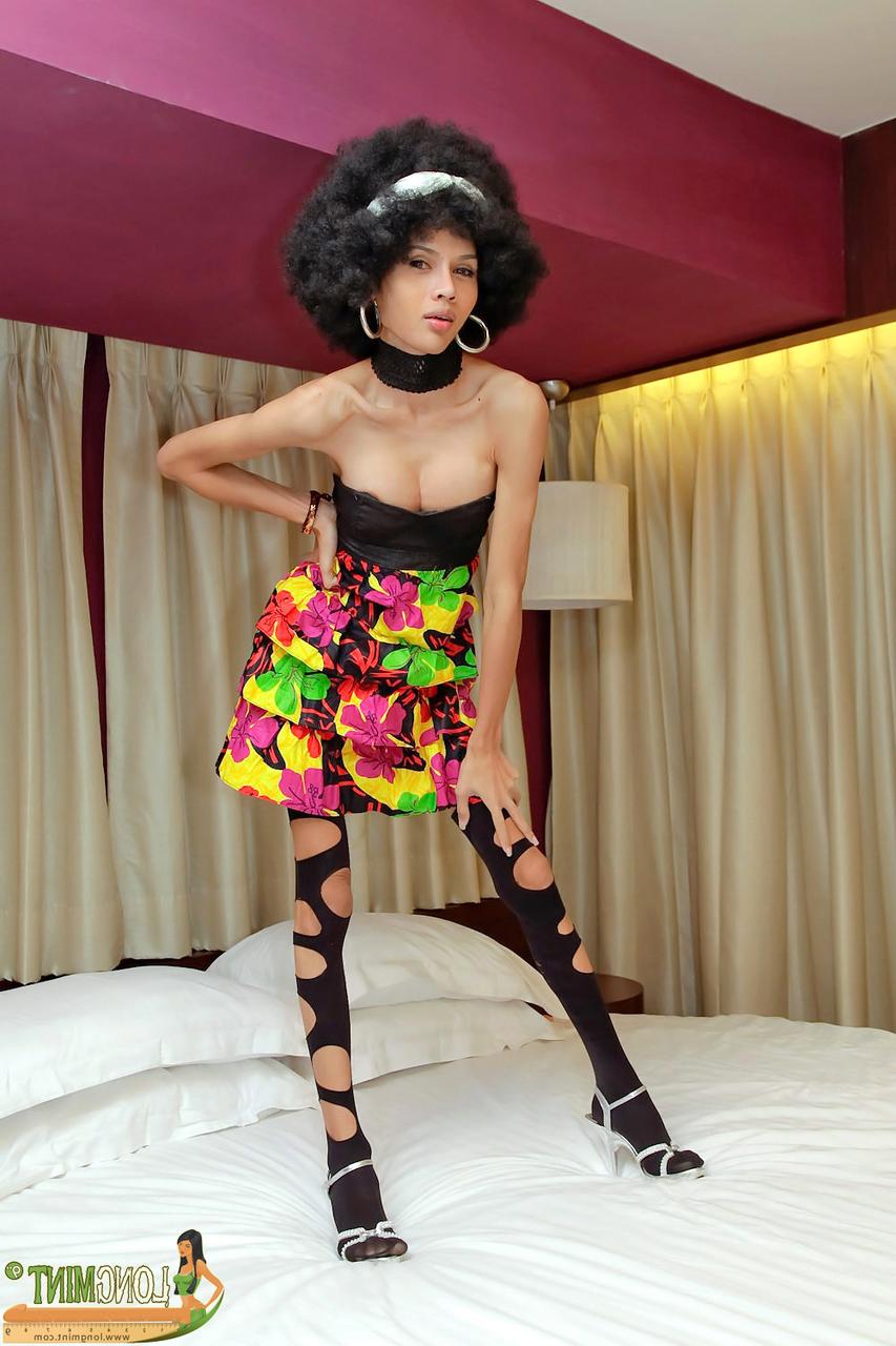 20P Travesti peituda se analisa com um vibrador enquanto acaricia seu pau grande