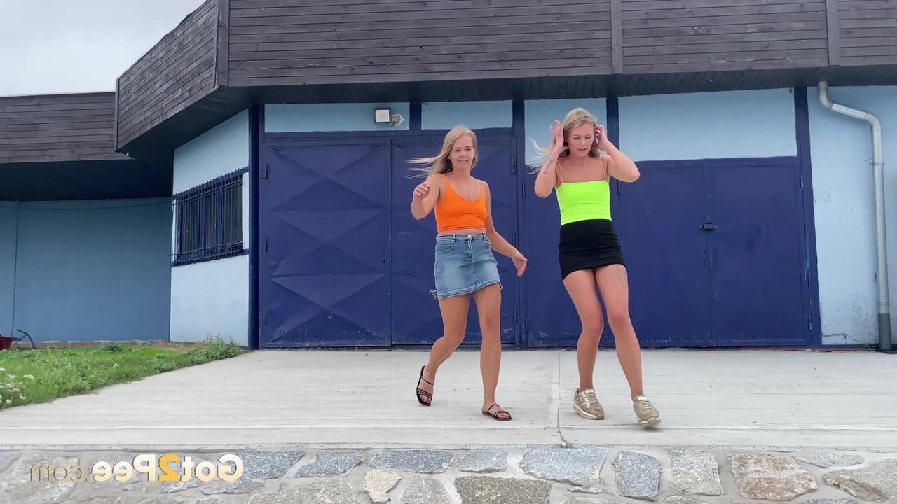 15P Claudia Macc e uma namorada mijam em uma encosta pavimentada com pedras