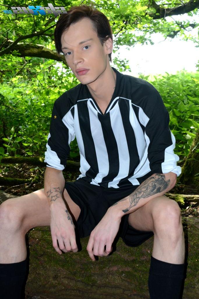 20P Twinks gays magros Simon De Lany e Skye Romeo se transam em um parque