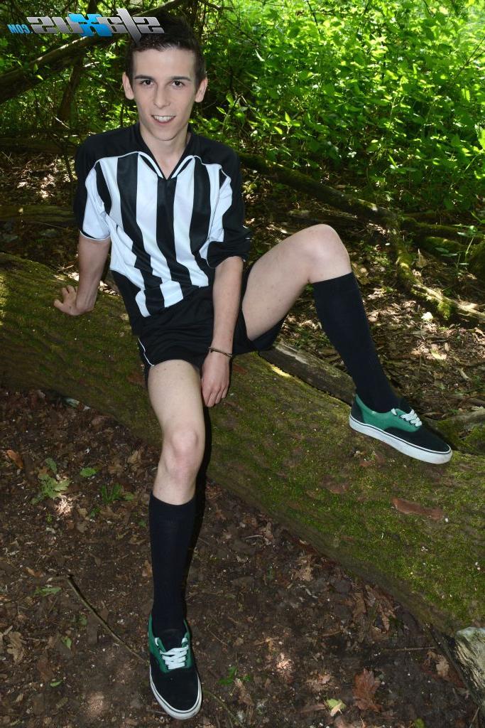 20P Twinks gays magros Simon De Lany e Skye Romeo se transam em um parque