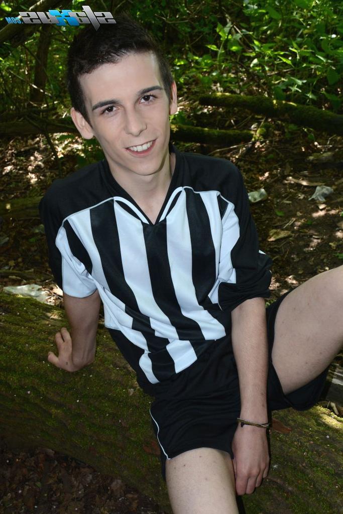 20P Twinks gays magros Simon De Lany e Skye Romeo se transam em um parque
