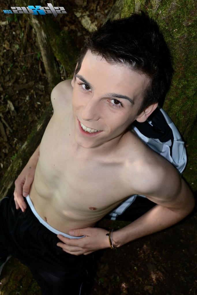 20P Twinks gays magros Simon De Lany e Skye Romeo se transam em um parque