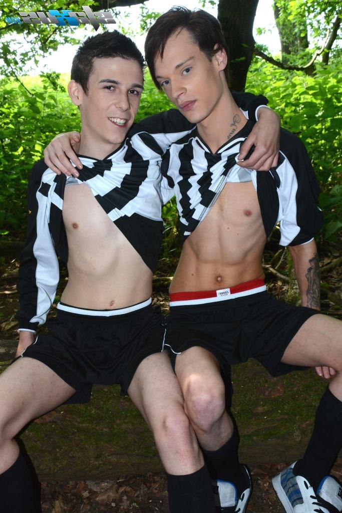 20P Twinks gays magros Simon De Lany e Skye Romeo se transam em um parque