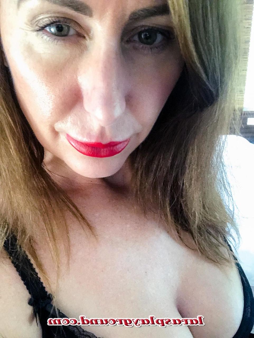 20P A sedutora madura Lara posando em sua lingerie super sexy e se masturbando