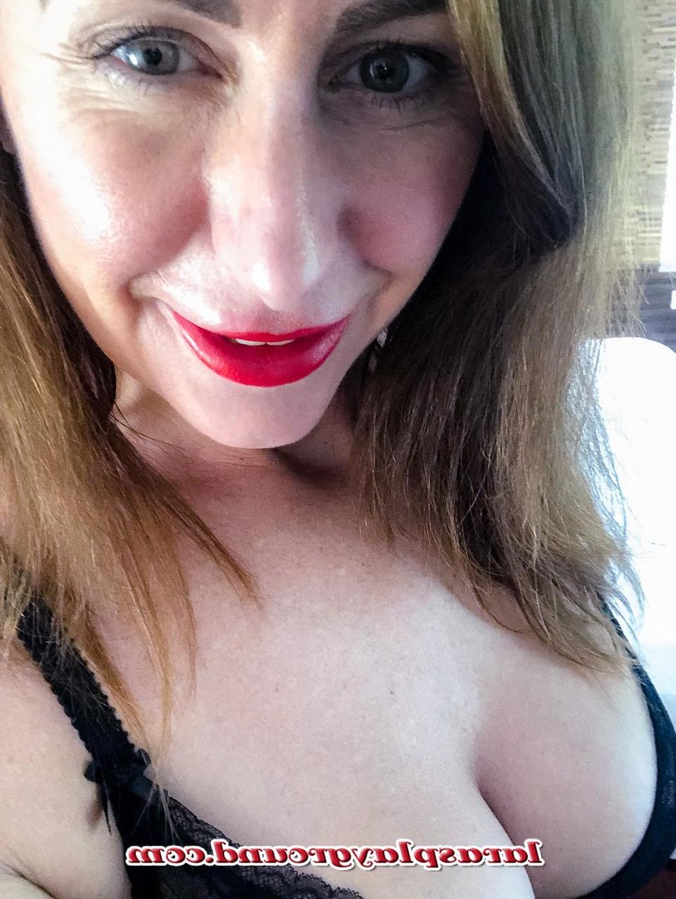 20P A sedutora madura Lara posando em sua lingerie super sexy e se masturbando